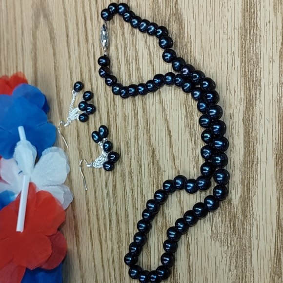 New Black Akoya pearl necklace and earrings. - Picture 6 of 8